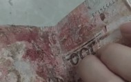 湖北三姐弟大把大把给父母钱花，老两口花不完将15万元现金埋在屋后地下，最近挖出发现已发霉粘连，银行工作人员7个小时救回11万多元